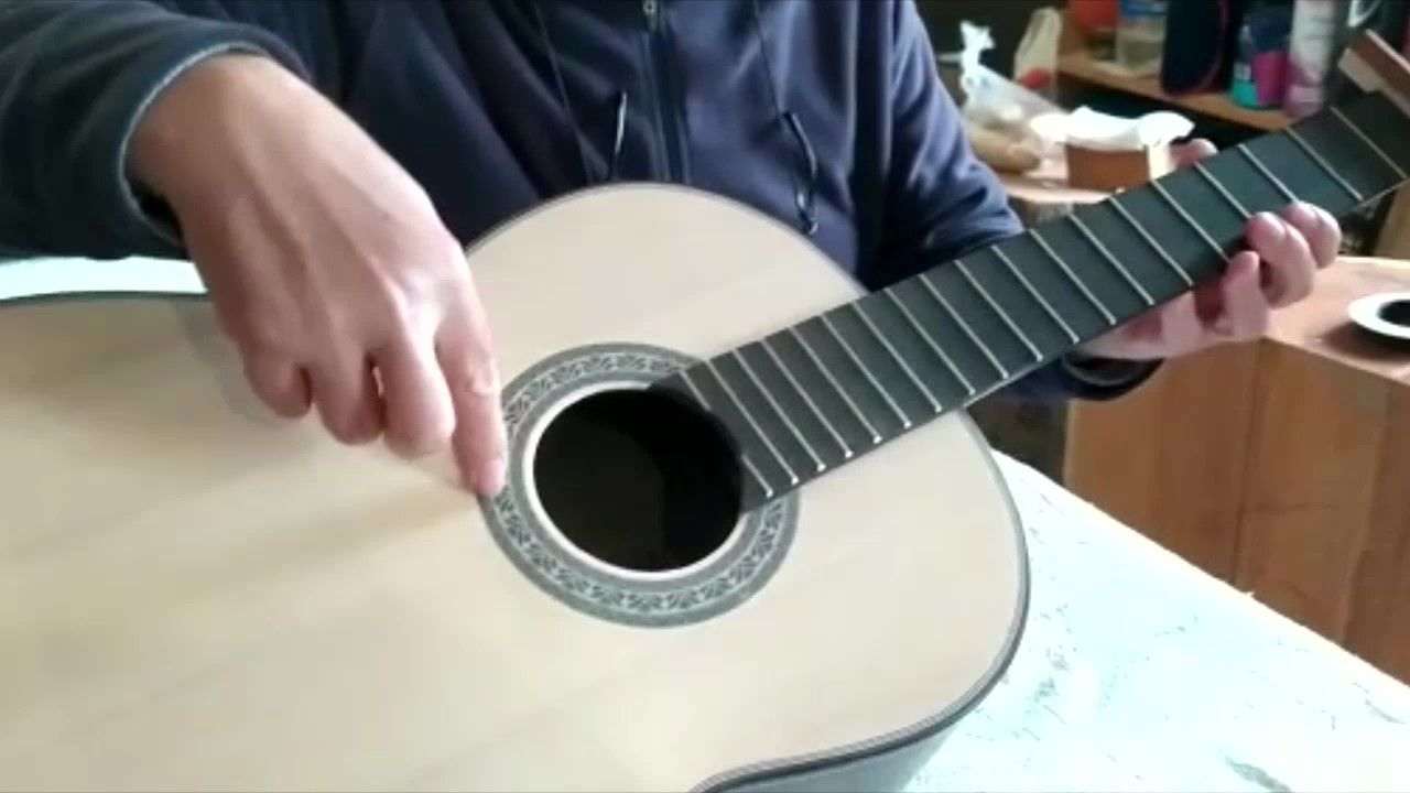 José Miguel VEGA y sus GUITARRAS ARTESANAS hechas en GELVES